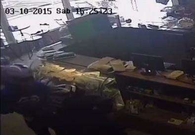 V&iacute;deo mostra momento em que ladr&otilde;es invadem padaria e rendem funcion&aacute;rios