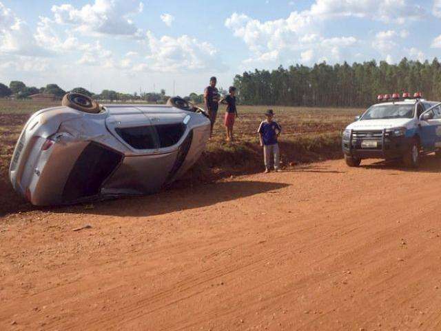 Idoso de 93 anos fica ferido ap&oacute;s carro capotar em estrada vicinal 