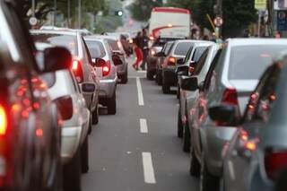 Aumento de carros e de tempo nas ruas é apontado por especialista como motivo de aumento de infrações (Foto: Marcelo Victor)