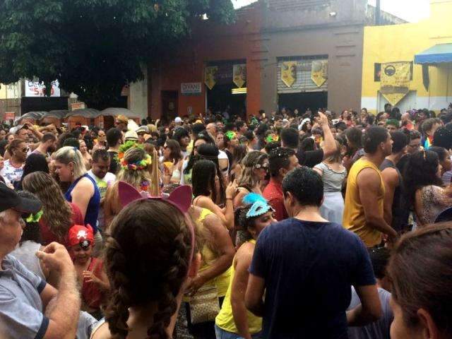 Carnaval de blocos vai ocorrer na Esplanada, mas com hora para acabar