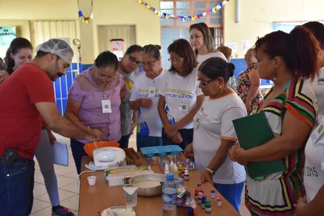Fabrica&ccedil;&atilde;o de sabonete e sab&atilde;o artesanal &eacute; ensinada em oficina da &Aacute;guas