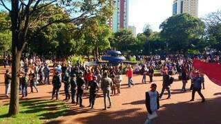 Guarda Municipal estima que aproximadamente 500 pessoas estejam na praça Ary Coelho. (Foto: Elci Holsback)