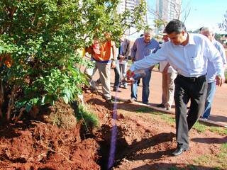 Prefeito ajudou a plantar uma árvore no local durante visita na manhã desta terça-feira(Foto:Simão Nogueira)