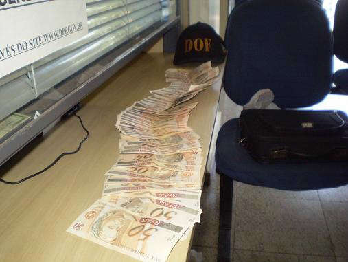  Jovem de 18 anos &eacute; detido com R$ 2,3 mil em notas falsas