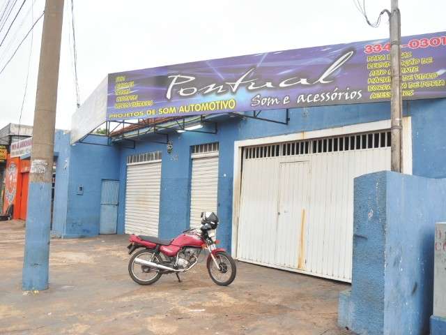V&acirc;ndalos tentam colocar fogo em loja na avenida das Bandeiras