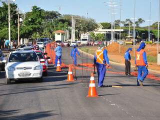 Trânsito fica lento por causa de interdição na avenida Duque de Caxias. (Foto: João Garrigó)