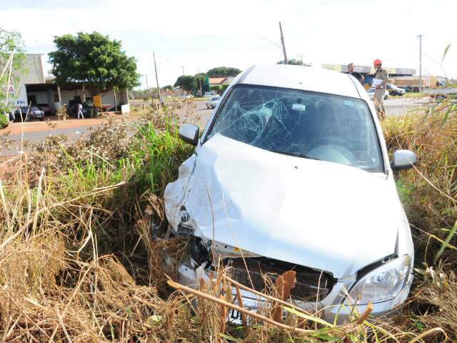  Duas pessoas ficam feridas em acidente na sa&iacute;da para S&atilde;o Paulo 