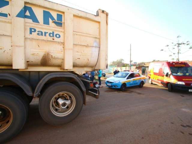 Sol atrapalha e caminhoneiro atropela motociclista nesta manh&atilde;
