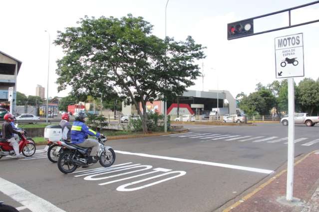 Bernal participa de panfletagem da Agetran em avenida da Capital