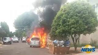 Moradores se assustam com risco de explos&atilde;o em carro que pegava fogo
