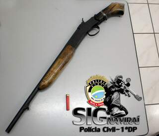 Arma utilizada no assalto à conveniência foi apreendida. (Foto: Divulgação/ Polícia Civil)