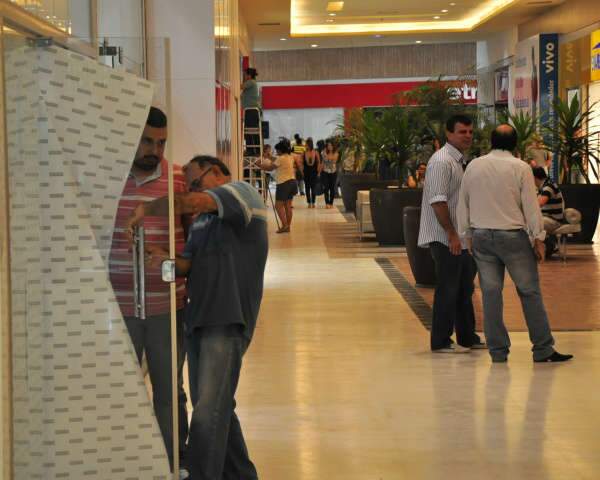  Uma semana ap&oacute;s shopping inaugurar, Etna abre as portas na quinta-feira