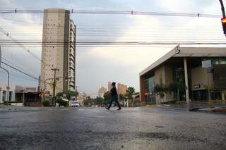 A chuva chegou tímida na Capital e deve alcançar mais bairros ainda hoje. (Foto: Marcos Ermínio) 