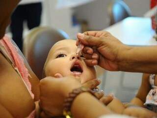 Criança sendo vacinada em posto de saúde da Capital (Foto: Arquivo/ Prefeitura)