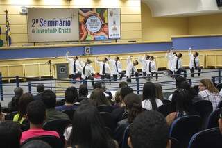 Abertura de debates c foi com apresentação de dança com o grupo católico PSalmus (Foto: Marcos Ermínio)