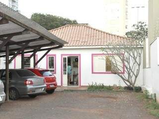 Brechó funciona em uma casa branca e rosa na rua 25 de Dezembro. (Foto: Marcelo Calazans)