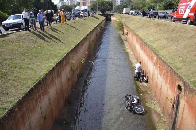 Prefeitura volta a falar de guard rail para evitar quedas em corr&eacute;go