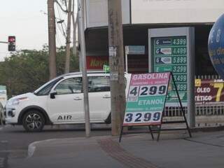 Tabela com preço dos combustíveis em posto de Campo Grande (Foto: Saul Schramm)