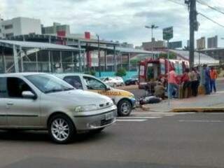 A batida na avenida Fernando Correa da Costa envolveu um veículo de auto escola e moto.(Foto:Direto das Ruas)