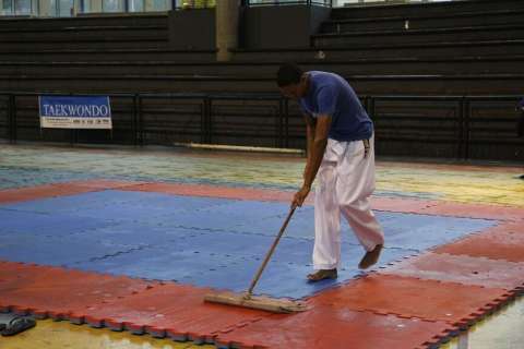 Chove dentro de quadra e estadual de taekwondo começa com atraso