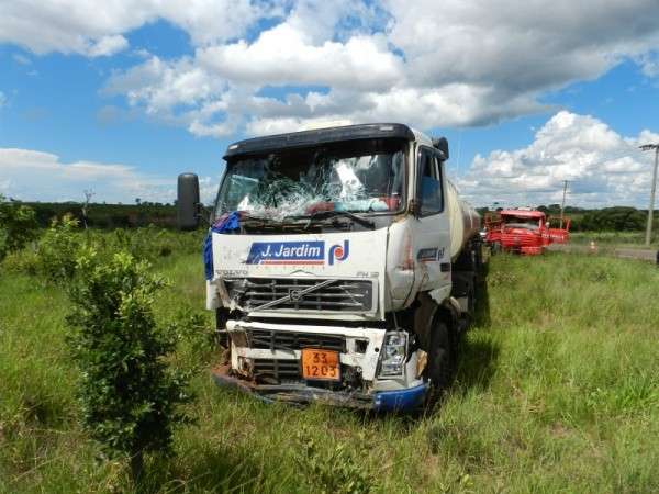 Acidente entre carreta tanque e bitrem deixa 3 feridos na BR-262