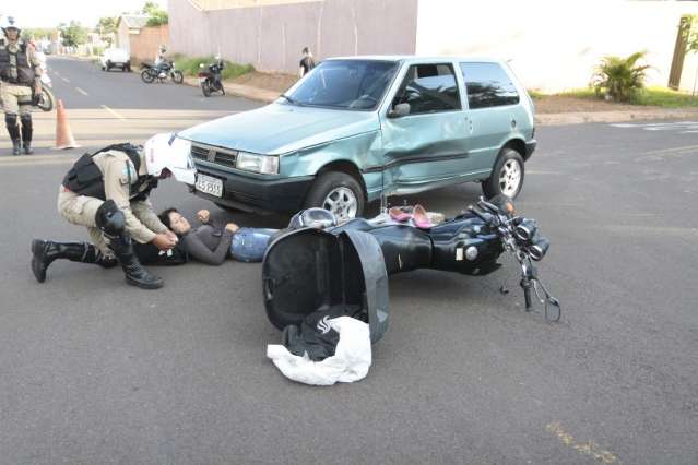 Policial civil fica ferida ao colidir com carro dirigido por adolescente 