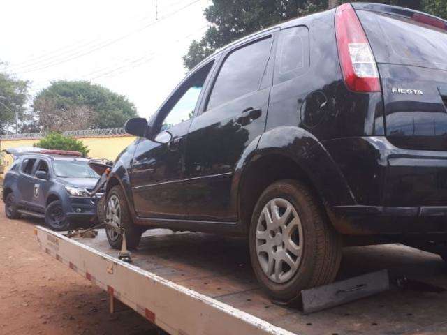Choque prende 3 e recupera carro de motorista deixado amarrado em mata 
