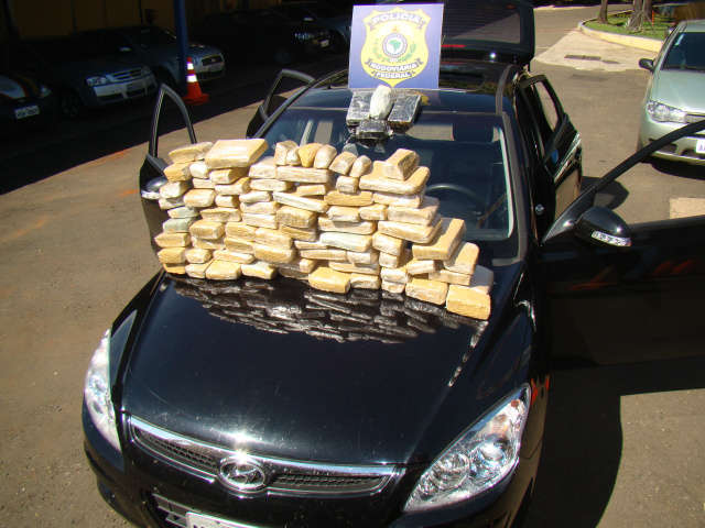  Pol&iacute;cia apreende ve&iacute;culo com maconha, haxixe e coca&iacute;na na BR-262 