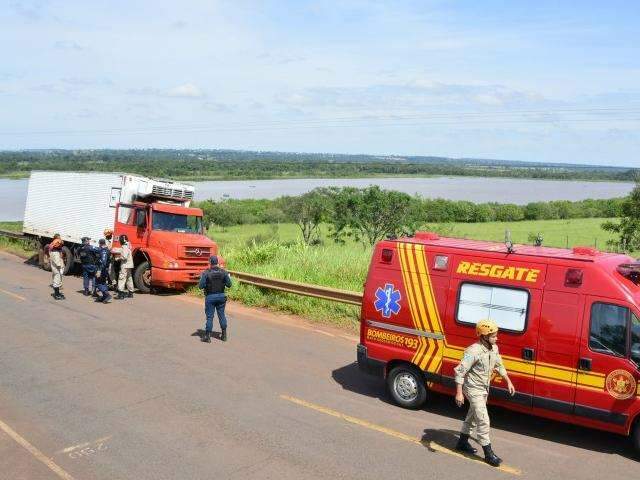 Condutor perde controle de caminh&atilde;o em rodovia e invade contram&atilde;o