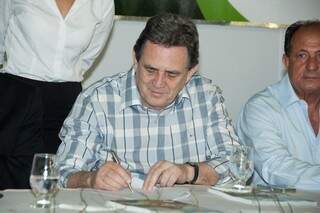 Senador Moka e autoridades assinaram convênios. (Foto: Rodrigo Pazinato)