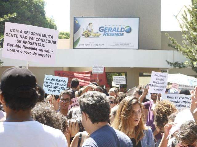 Em mais um &ldquo;dia de luta&rdquo;, estudantes ficam sem aula amanh&atilde; em Dourados