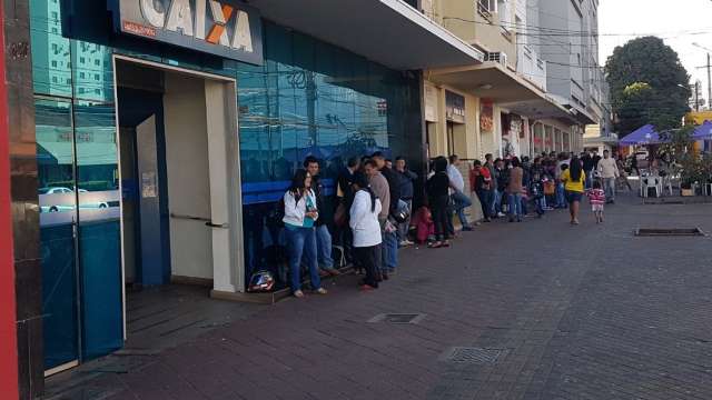 AO VIVO: Pessoas fazem fila em frente a Caixa para saque do &uacute;ltimo lote do FGTS