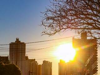 Dia com céu aberto com sol aparecendo em Campo Grande (Foto: Henrique Kawaminami)