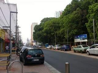Veículos estacionados na 14 de Julho. (Foto: Adriano Fernandes) 