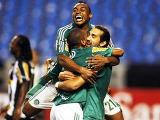 Atletas do Palmeiras comemoram único gol do time no jogo, que classificou a equipe (Foto: Paulo Sergio/Lancepress)