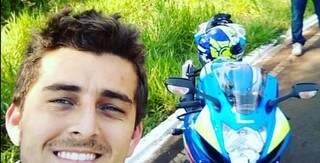 Edson Diego ao lado da motocicleta que pilotava no momento do acidente. (Foto: Reprodução/Facebook)