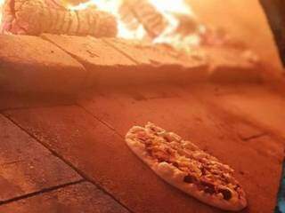 Todas as pizzas são assadas no forno de pedra (Foto: Divulgação)