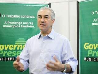 Governador Reinaldo Azambuja (PSDB), durante evento do programa &quot;Governo Presente&quot; (Foto: Chico Ribeiro - Assessoria)