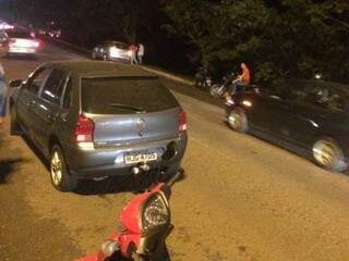 Foto mostra vários veículos que tiveram o pneu danificado no buraco na via lateral da Gury Marques (Foto: Direto das Ruas)