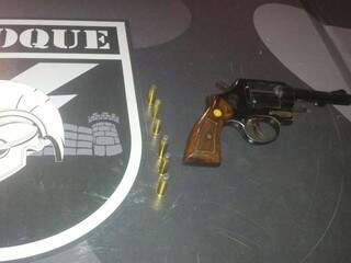 Arma do bandido apreendida pela polícia (Foto: Divulgação)