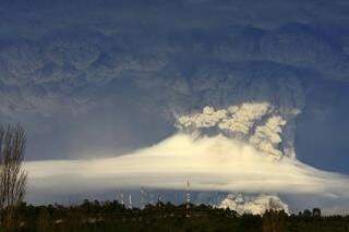 Há 4 dias, nuvem de cinzas sobre o Vulcão Puyehue, no Chile. (Reuters)