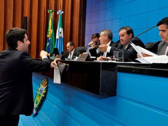 Deputados arquivam projeto que proibia venda de garrafas em boates