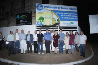 Pioneiros posam para novo momento histórico, a restauração do prédio que simboliza Ribas do Rio Pardo. (foto: Divulgação)