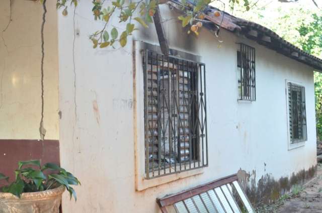 Inc&ecirc;ndio atinge casa no Pioneiros e deixa pedreiro em estado grave 