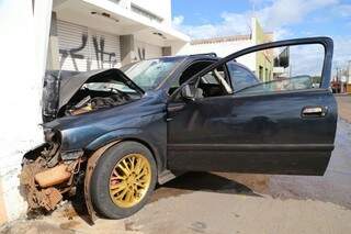 Homem jogou o carro de propósito em muro de loja (Foto: Taynara Menezes)