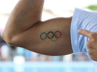 Arcos olímpicos foram tatuados pelo nadador no braço direito (Foto: Marcos Maluf)