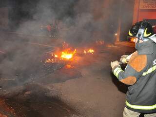 Moradores atearam fogo em pneus e bloquearam avenida Ernesto Geisel. (Foto: João Garrigó)