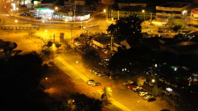 Recuperada, Pra&ccedil;a das &Aacute;guas vira estacionamento e volta ser depredada