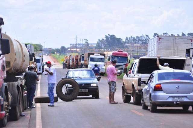 Protesto de caminhoneiros deixa 2&ordf; maior cidade de MS sem coleta de lixo
