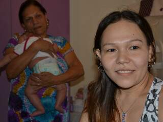 Janine, com a filha Grazielly ao fundo no coloco da vó: bebê teve diagnóstico de anencefalia e a mãe decidiu prosseguir com a gravidez. (Foto: Minamar Junior) 